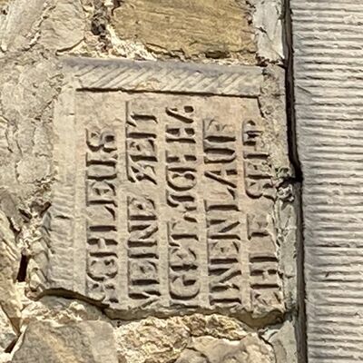 Bild vergr&ouml;&szlig;ern: Kirche St.Cosmas u. Damian eingemauerter Grabstein