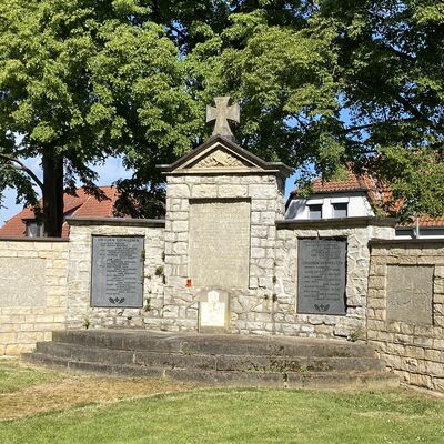 Bild vergr&ouml;&szlig;ern: Kirche St.Cosmas u. DamianKirchhofEhrenmal