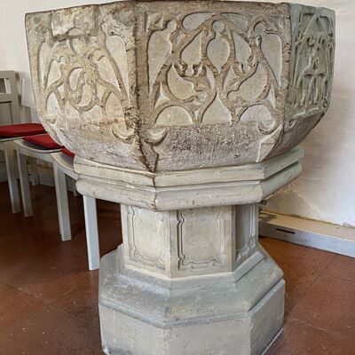 Bild vergr&ouml;&szlig;ern: Kirche St.Cosmas u. DamianTaufstein4