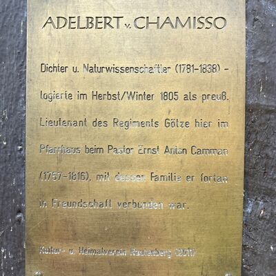 Bild vergr&ouml;&szlig;ern: PfarrhausChamisso-Schild