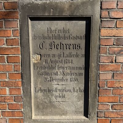 Bild vergr&ouml;&szlig;ern: Alter_Friedhof_Grabplatte