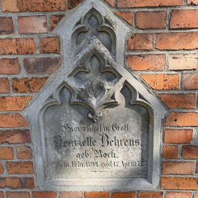 Bild vergr&ouml;&szlig;ern: Alter_Friedhof_Grabplatte_Henriette_Behrens