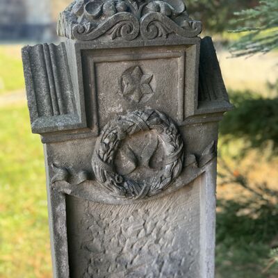 Bild vergr&ouml;&szlig;ern: Alter_Friedhof_Grabstein_hinten