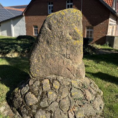 Bild vergr&ouml;&szlig;ern: Alter_Friedhof_Kriegerdenkmal_18