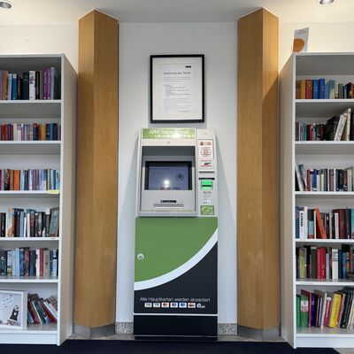 Bild vergr&ouml;&szlig;ern: B&uuml;cherschrank_offener_Geldautomat_Zollstra&szlig;e