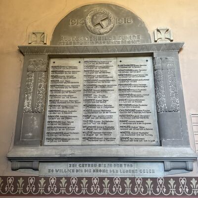 Bild vergr&ouml;&szlig;ern: Kirche_Innenraum_Gedenktafel