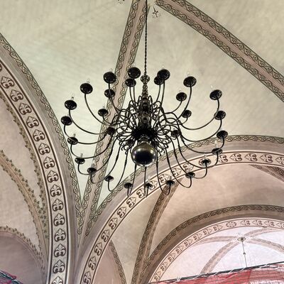 Bild vergr&ouml;&szlig;ern: Kirche_Kronleuchter_Taufbecken