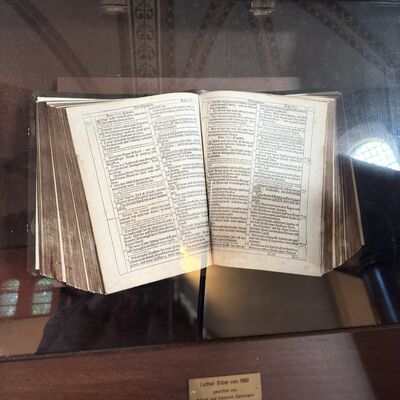 Bild vergr&ouml;&szlig;ern: Kirche_Lutherbibel