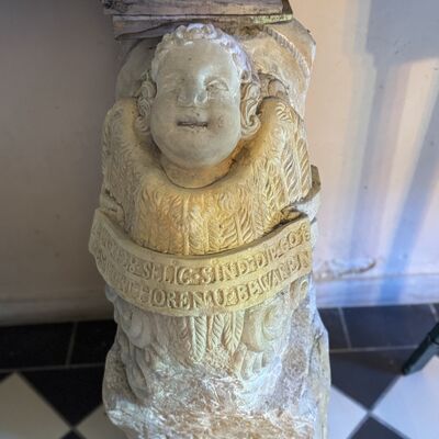 Bild vergr&ouml;&szlig;ern: Kirche_Relikt_im_Vorraum