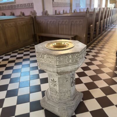 Bild vergr&ouml;&szlig;ern: Kirche_Taufbecken