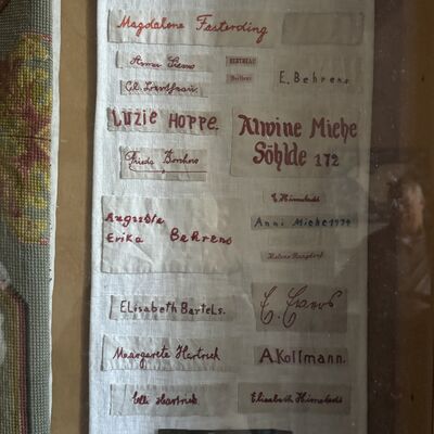 Bild vergr&ouml;&szlig;ern: Kirche_Altarteppich_Stickerinnen