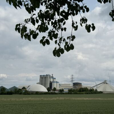 Bild vergr&ouml;&szlig;ern: Kreidewerk_und_Biogasbeh&auml;lter