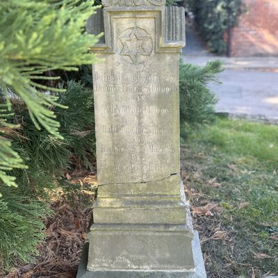 Bild vergr&ouml;&szlig;ern: Alter_Friedhof_Grabstein_1