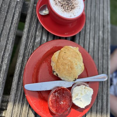 Bild vergr&ouml;&szlig;ern: The_Barn_Scone_ mit_Marmelade