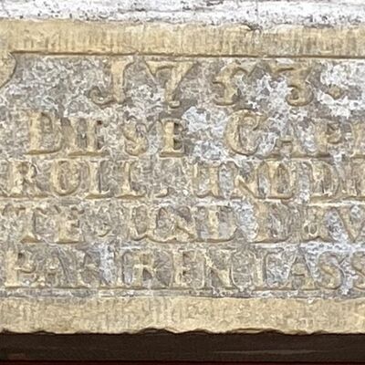 Bild vergr&ouml;&szlig;ern: Kapelle Eingang Inschrift