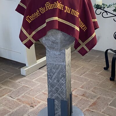 Bild vergr&ouml;&szlig;ern: KapelleTaufstein
