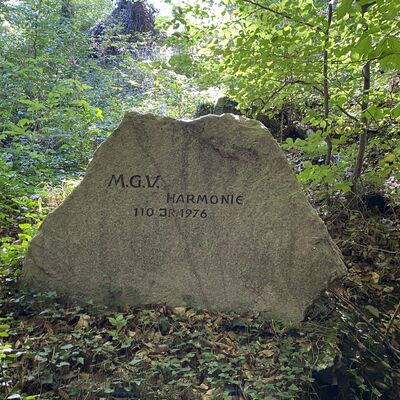 Bild vergr&ouml;&szlig;ern: S&auml;ngerplatz Gedenkstein MGV Harmonie