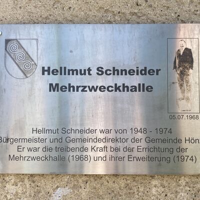 Bild vergr&ouml;&szlig;ern: Mehrzweckhalle Schild