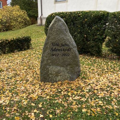 Bild vergr&ouml;&szlig;ern: Gedenkstein 1000Jahre Adenstedt