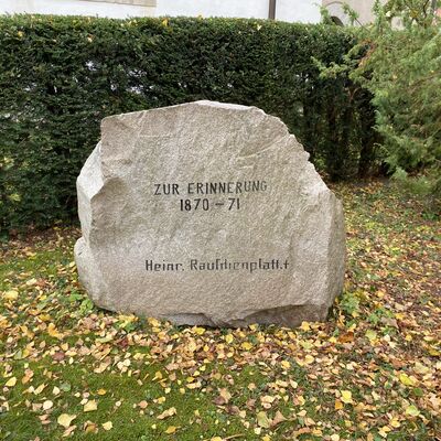 Bild vergr&ouml;&szlig;ern: Gedenkstein f.d. Gefallenen des Krieges 1870:71