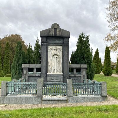 Bild vergr&ouml;&szlig;ern: Grabst&auml;tte Fam.L&ouml;hr