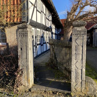 Bild vergr&ouml;&szlig;ern: Hof Helle Str.13 Torpfosten