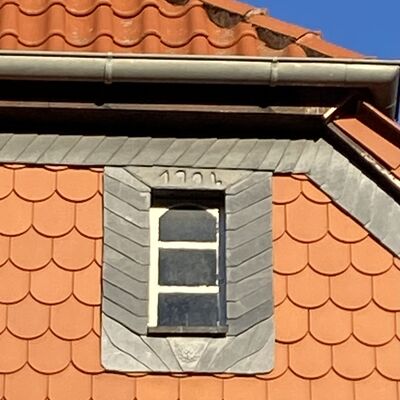 Bild vergr&ouml;&szlig;ern: PfarrhausOstgiebelFenster