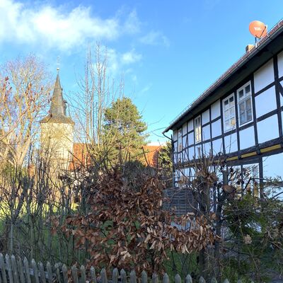 Bild vergr&ouml;&szlig;ern: PfarrhausR&uuml;ckseite und Kirche