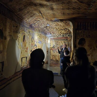 Interner Link: Zur Veranstaltung Exklusive Taschenlampen-F&uuml;hrung im Sennefer-Grab