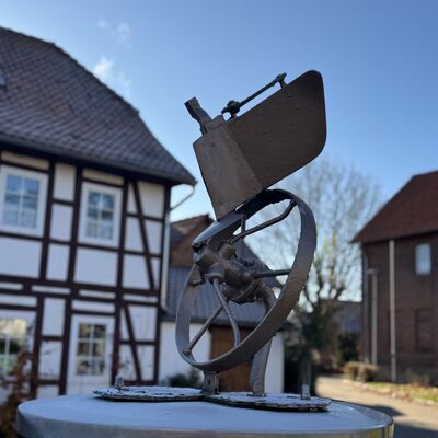 Bild vergr&ouml;&szlig;ern: Brunnen_alter_Pflug