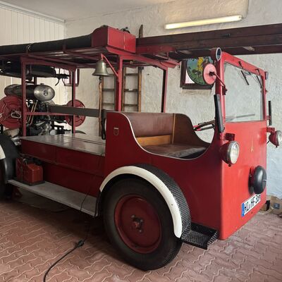 Bild vergr&ouml;&szlig;ern: Feuerwehrauto_90_Jahre_alt