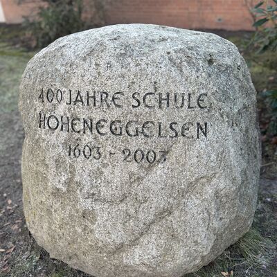 Bild vergr&ouml;&szlig;ern: Gedenkstein_400Jahre_Schule