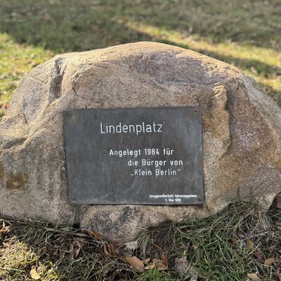 Bild vergr&ouml;&szlig;ern: Gedenkstein_am_Lindenkamp