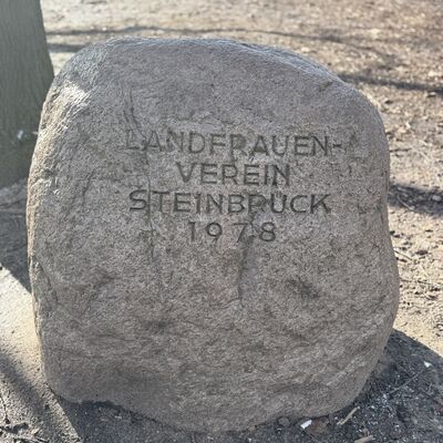 Bild vergr&ouml;&szlig;ern: Gedenkstein_Landfrauen