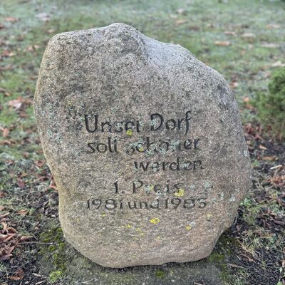 Bild vergr&ouml;&szlig;ern: Gedenkstein_Unser_Dorf_soll_sch&ouml;ner werden
