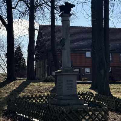 Bild vergr&ouml;&szlig;ern: Gefallenendenkmal_1870:71_Messeberg2