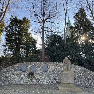 Bild vergr&ouml;&szlig;ern: Gefallenendenkmal1_Messeberg