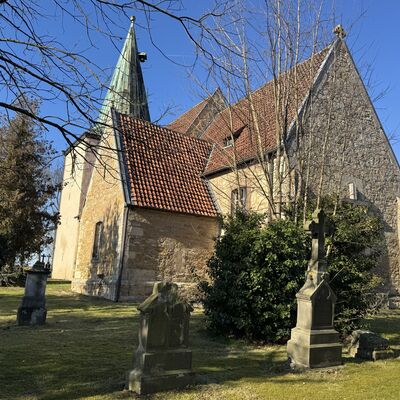 Bild vergr&ouml;&szlig;ern: Matthiaskirche_mit_historischem_Friedhof