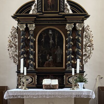Bild vergr&ouml;&szlig;ern: St.Martin_Wehrkirche_Altar_Abendmahl_Kreuzigung_Auferstehung