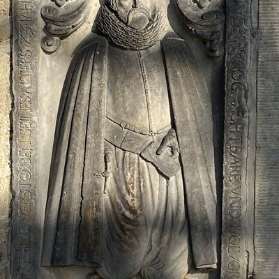 Bild vergr&ouml;&szlig;ern: St.Martinus S&uuml;dseite Grabstein2