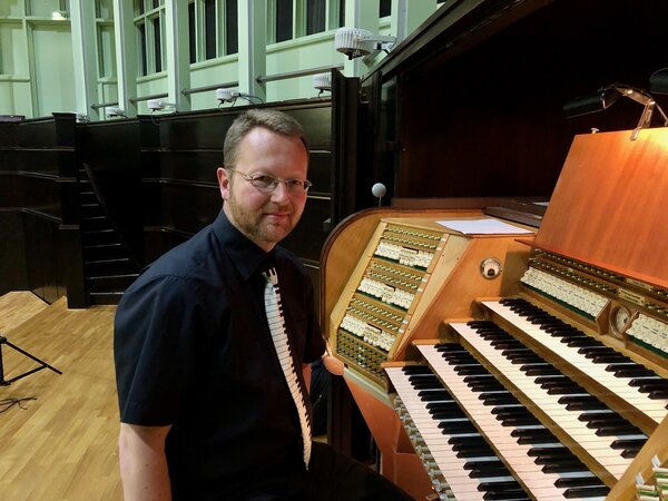 David Schollmeyer an der Orgel der Bremer Glocke