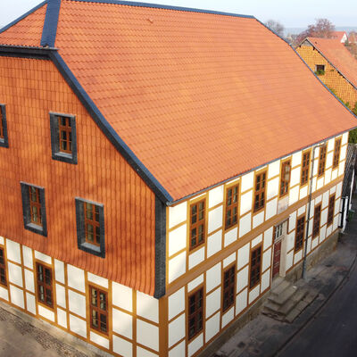 Bild vergrößern: In Bockenem nimmt das Haus der Vereine Gestalt an. Die Fassade erstrahlt nach der umfangreichen Sanierung in neuem Glanz. Foto: Michael Vollmer