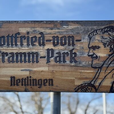 Bild vergr&ouml;&szlig;ern: Gottfried_von_Cramm_Park_Schild