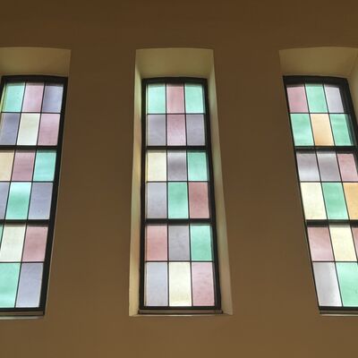 Bild vergr&ouml;&szlig;ern: Kath.Kirche_Fenster_hinten