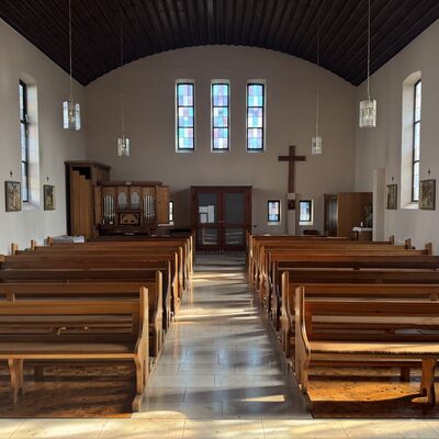 Bild vergr&ouml;&szlig;ern: Kath.Kirche_Innenraum_hinten