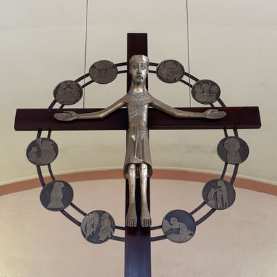 Bild vergr&ouml;&szlig;ern: Kath.Kirche_Holzkreuz_&uuml;ber_dem_Altar