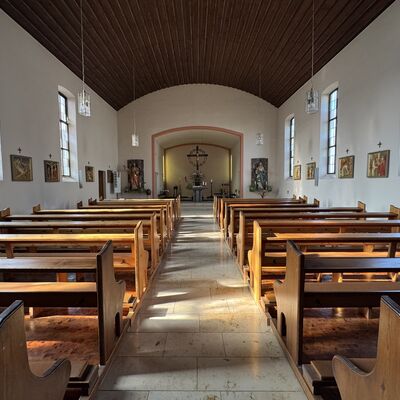 Bild vergr&ouml;&szlig;ern: Kath.KIrche_Innenraum_mit_Altar