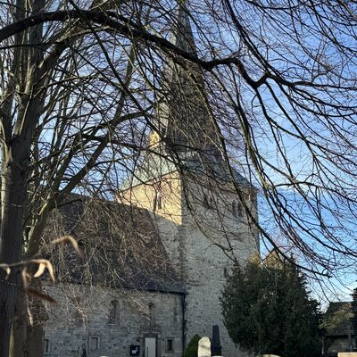 Bild vergr&ouml;&szlig;ern: Marienkirche_mit_historischem_Friedhof