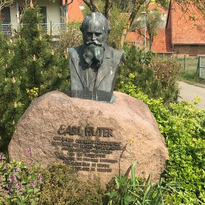 Bild vergr&ouml;&szlig;ern: Gedenkstein Carl Huter