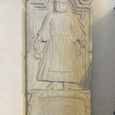 Bild vergr&ouml;&szlig;ern: Kirche innen Grabplatte Ostchor1
